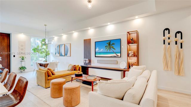 545 SW 11th St 105, Miami, FL 33129