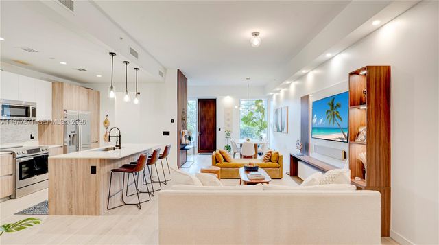 545 SW 11th St 105, Miami, FL 33129