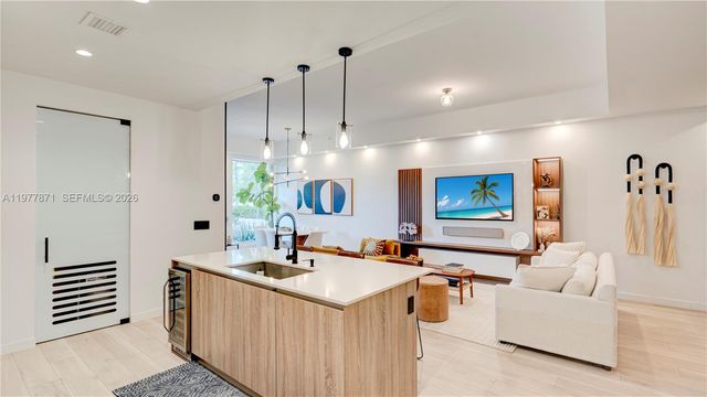 545 SW 11th St 105, Miami, FL 33129