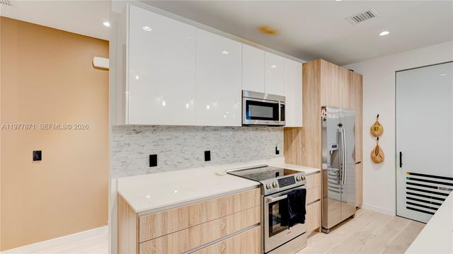 545 SW 11th St 105, Miami, FL 33129