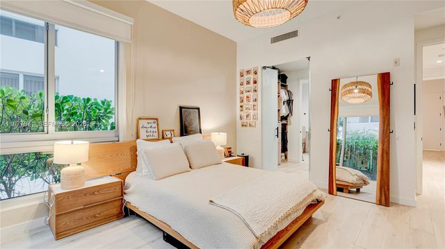 545 SW 11th St 105, Miami, FL 33129