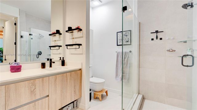 545 SW 11th St 105, Miami, FL 33129