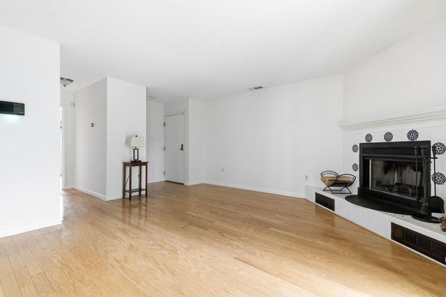 403 Tuckers Ln 403, Hingham, MA 02043