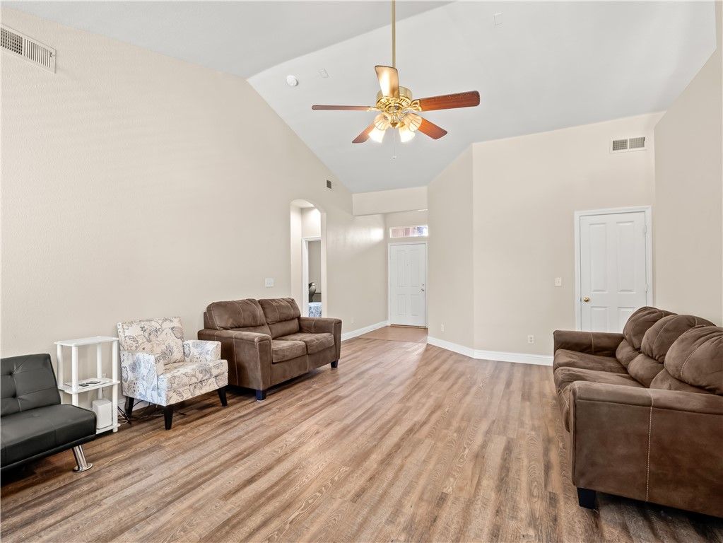 Image 10 of property listing at 6249 W Dovewood, Fresno, CA 93723