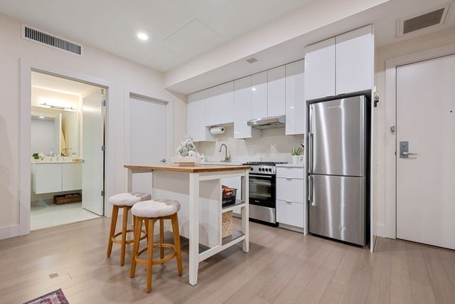121 Portland 605, Boston, MA 02114