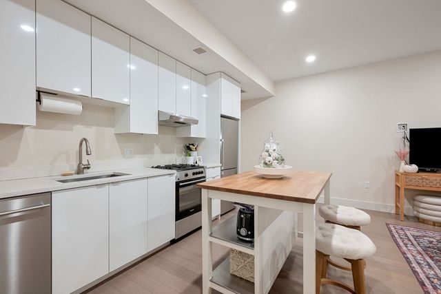 121 Portland 605, Boston, MA 02114