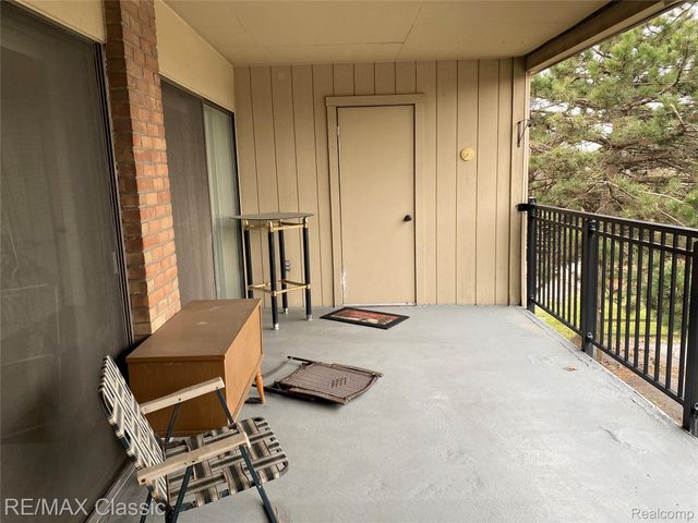 18339 University Park Drive, Livonia, MI 48152