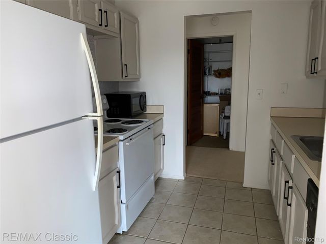 18339 University Park Drive, Livonia, MI 48152