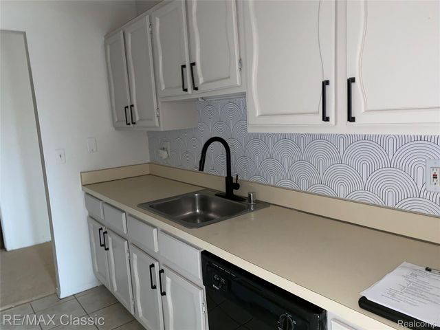 18339 University Park Drive, Livonia, MI 48152