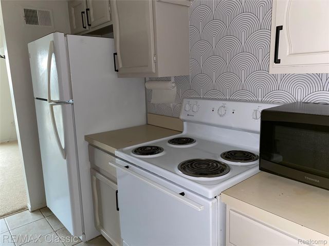 18339 University Park Drive, Livonia, MI 48152