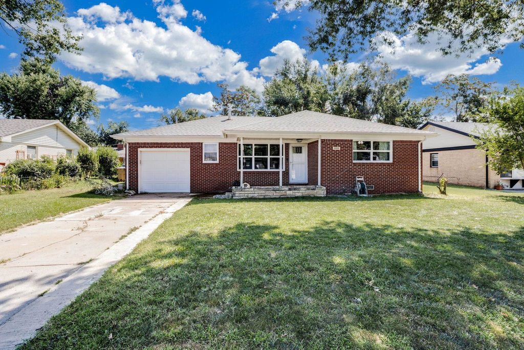 808 Westview Dr, Mulvane, KS 67110