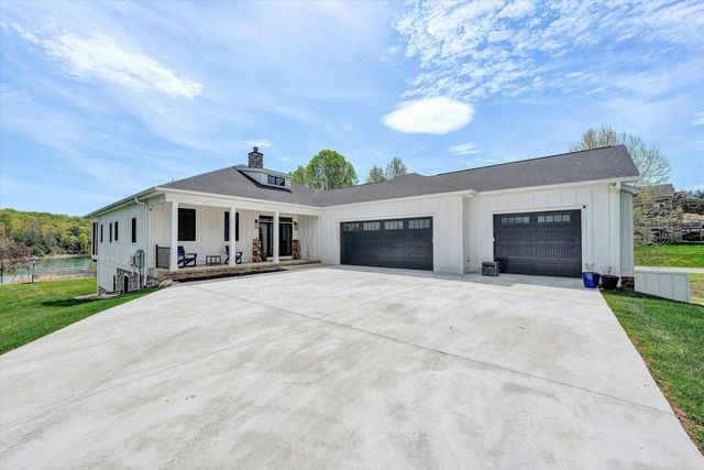 1112 Coves End RD, Huddleston, VA 24104