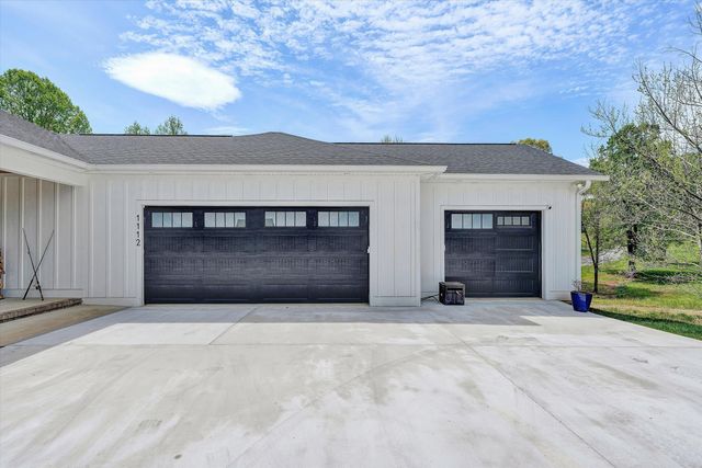 1112 Coves End RD, Huddleston, VA 24104