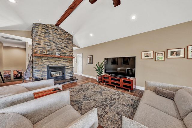 1112 Coves End RD, Huddleston, VA 24104