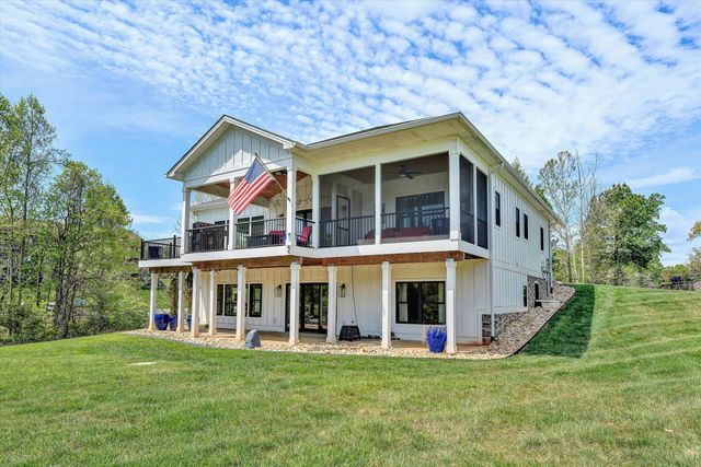 1112 Coves End RD, Huddleston, VA 24104