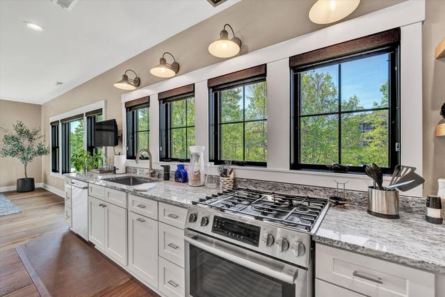 1112 Coves End RD, Huddleston, VA 24104