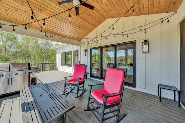 1112 Coves End RD, Huddleston, VA 24104