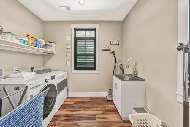 1112 Coves End RD, Huddleston, VA 24104