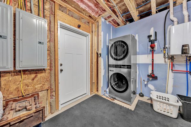 1112 Coves End RD, Huddleston, VA 24104