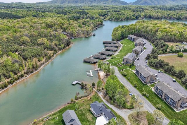 1112 Coves End RD, Huddleston, VA 24104