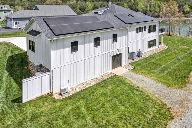 1112 Coves End RD, Huddleston, VA 24104