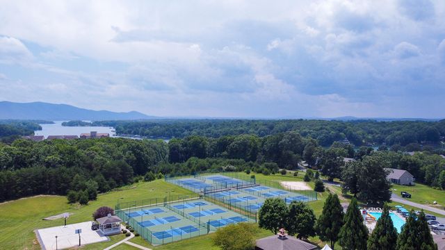 1112 Coves End RD, Huddleston, VA 24104