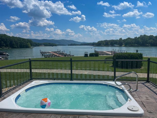 1112 Coves End RD, Huddleston, VA 24104
