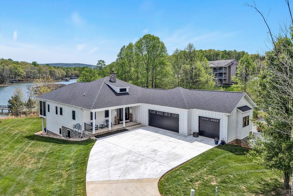 1112 Coves End RD, Huddleston, VA 24104