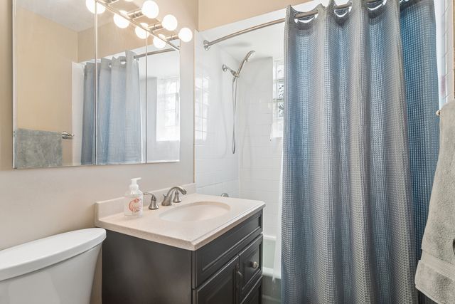 1058 N Boxwood Drive A, Mount Prospect, IL 60056