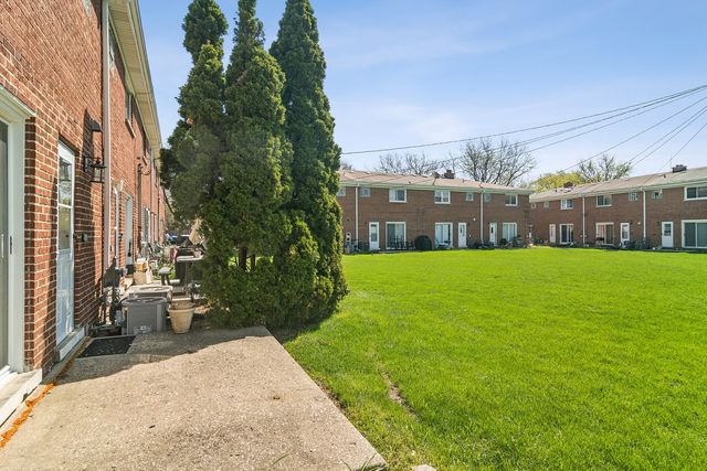 1058 N Boxwood Drive A, Mount Prospect, IL 60056
