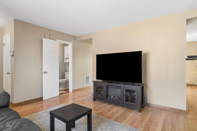 1058 N Boxwood Drive A, Mount Prospect, IL 60056