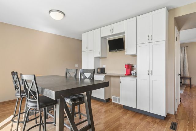 1058 N Boxwood Drive A, Mount Prospect, IL 60056