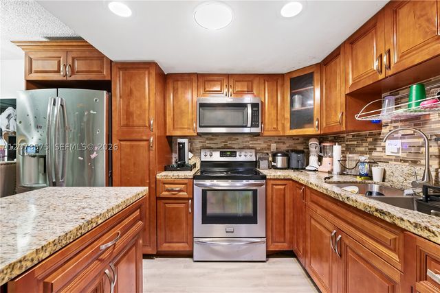 2093 W 54th Ter 38, Hialeah, FL 33016