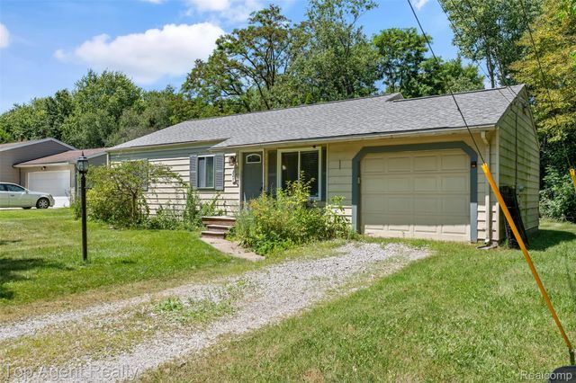227 W Peterson Drive, Brighton, MI 48114