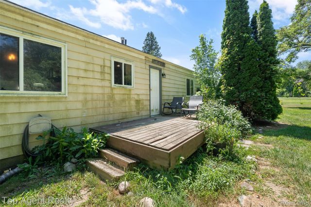 227 W Peterson Drive, Brighton, MI 48114