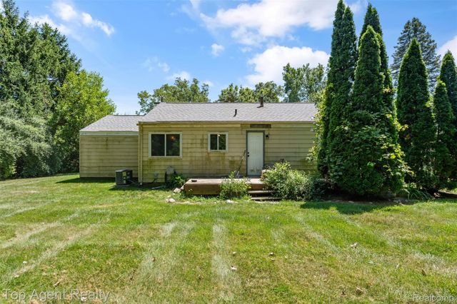 227 W Peterson Drive, Brighton, MI 48114