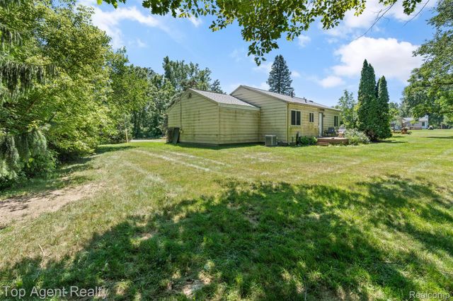 227 W Peterson Drive, Brighton, MI 48114