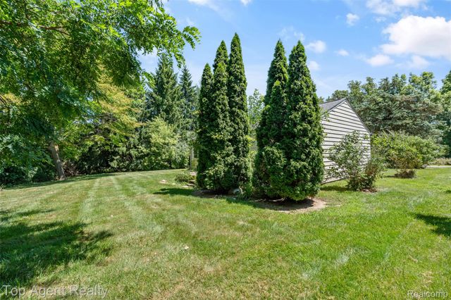 227 W Peterson Drive, Brighton, MI 48114