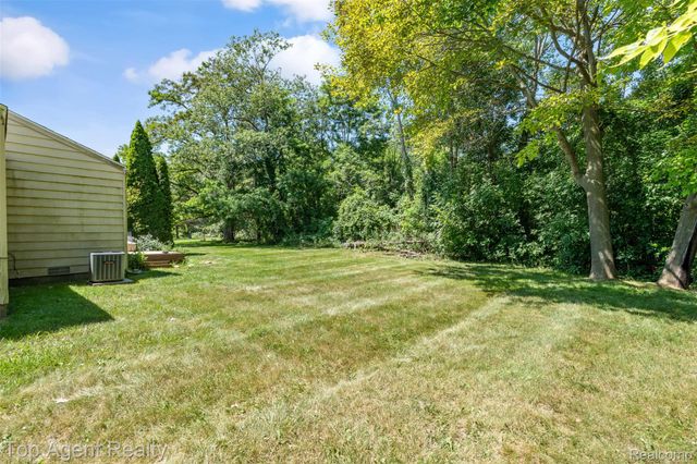 227 W Peterson Drive, Brighton, MI 48114