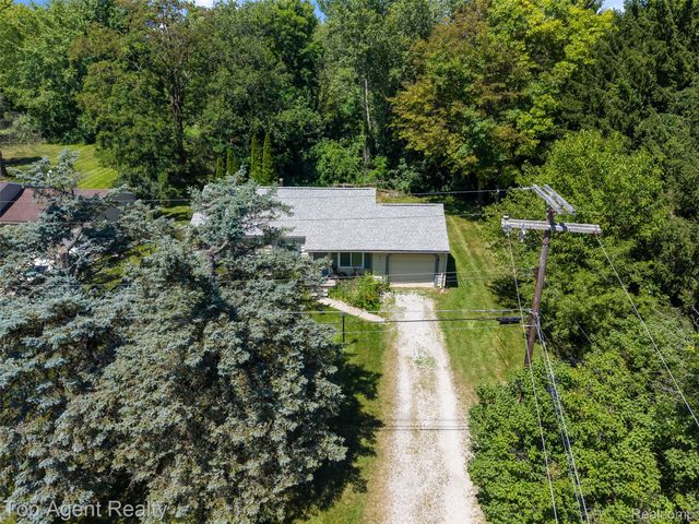 227 W Peterson Drive, Brighton, MI 48114