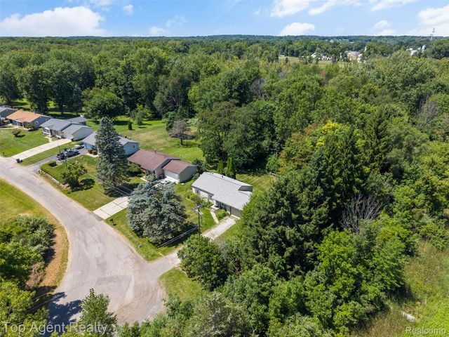 227 W Peterson Drive, Brighton, MI 48114