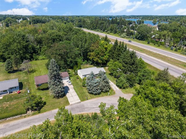 227 W Peterson Drive, Brighton, MI 48114