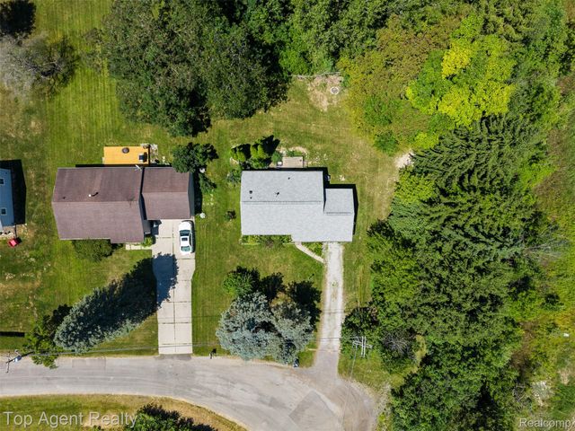 227 W Peterson Drive, Brighton, MI 48114