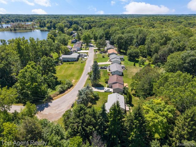 227 W Peterson Drive, Brighton, MI 48114