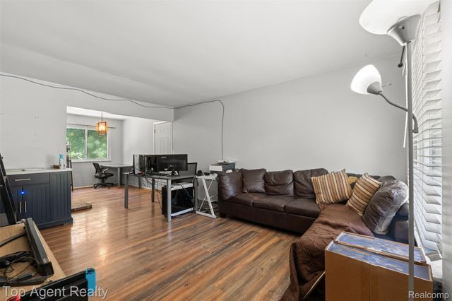 227 W Peterson Drive, Brighton, MI 48114