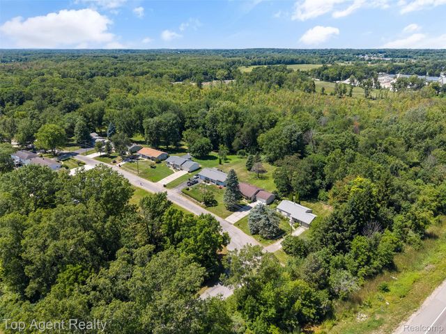 227 W Peterson Drive, Brighton, MI 48114