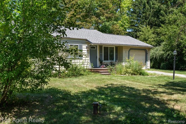 227 W Peterson Drive, Brighton, MI 48114