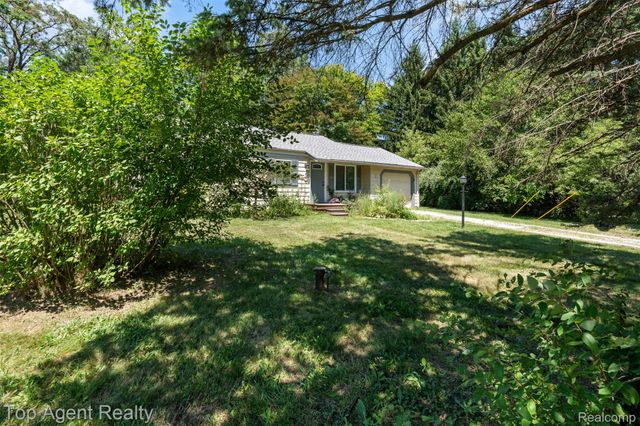 227 W Peterson Drive, Brighton, MI 48114