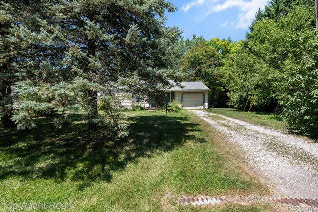 227 W Peterson Drive, Brighton, MI 48114