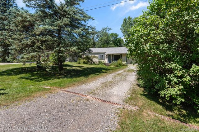 227 W Peterson Drive, Brighton, MI 48114